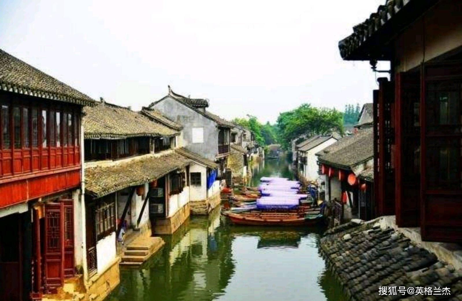 谢东热闹庆61岁大寿，小16岁娇妻献吻拥抱
